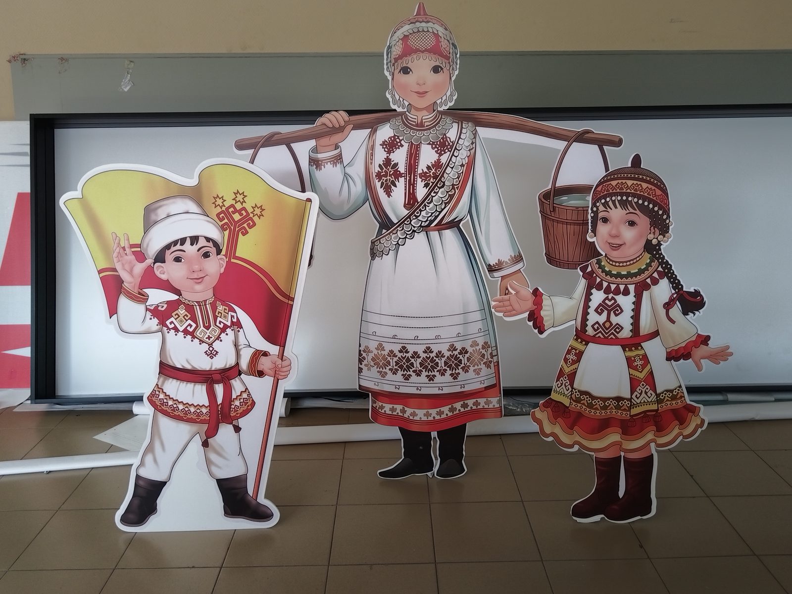 Ростовые фигуры в национальных костюмах